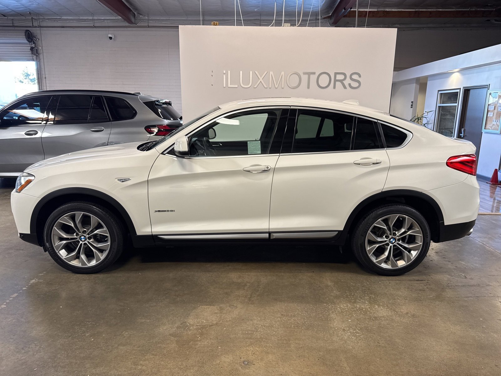 Used 2018 BMW X4 xDrive28i image 4