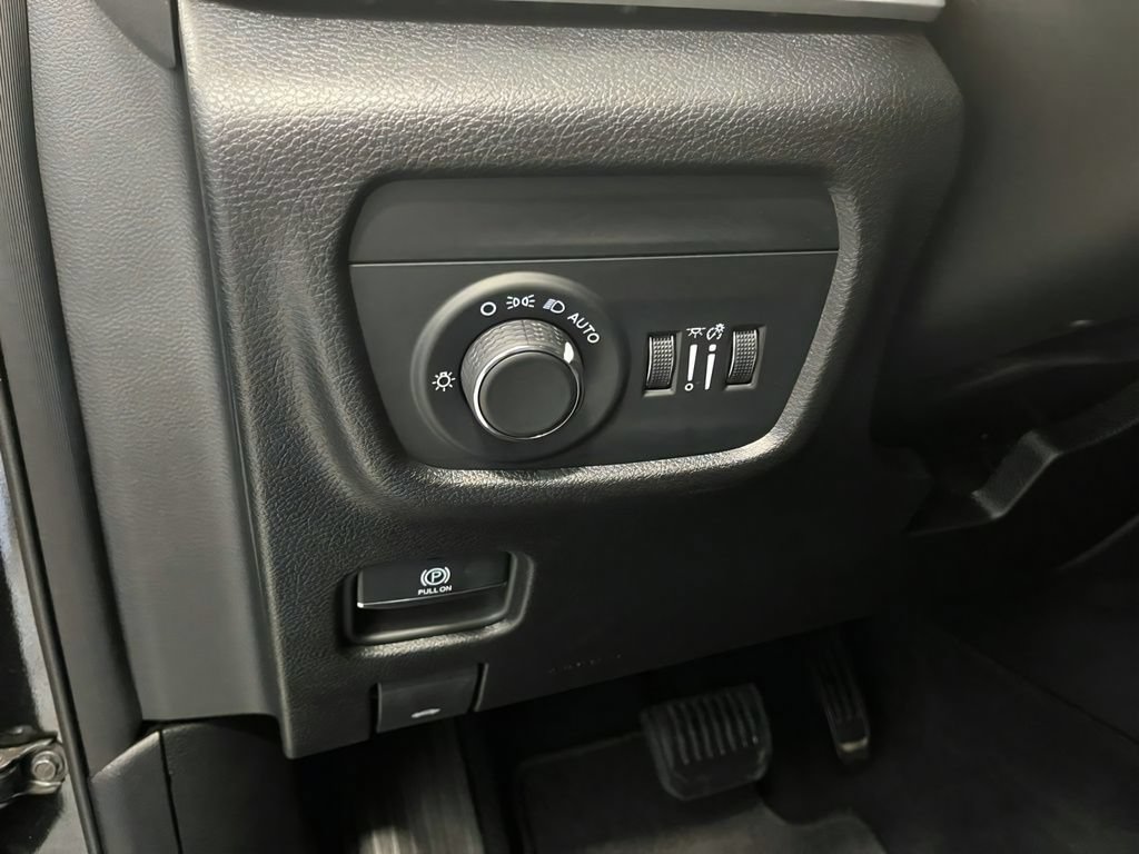 Used 2024 Jeep Grand Cherokee L Laredo w/ Luxury Tech Group I AWD/4WD image 14