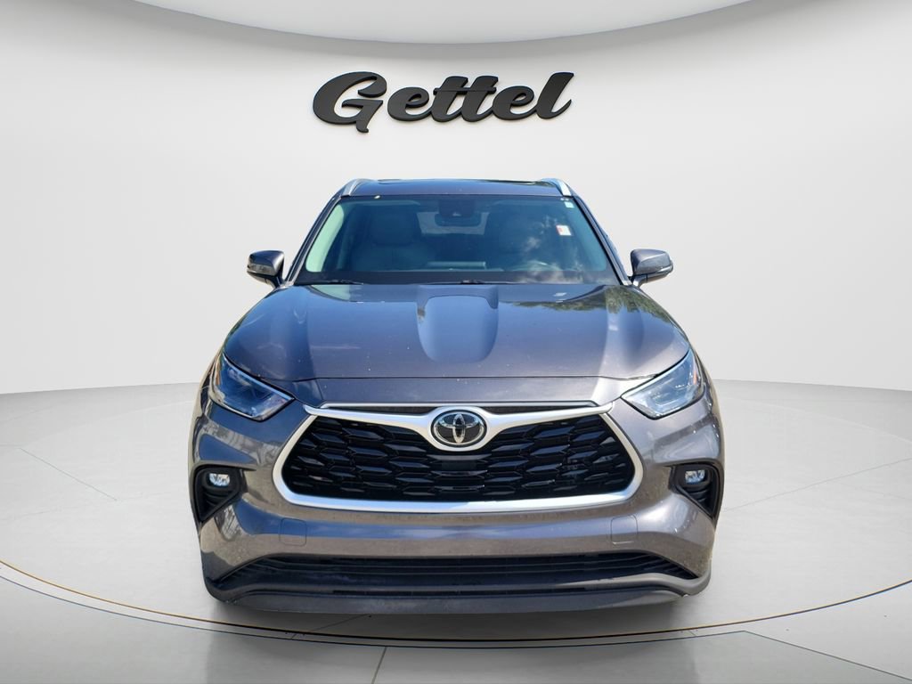 Used 2022 Toyota Highlander XLE FWD image 3
