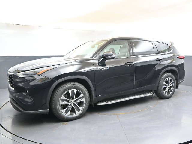 Used 2021 Toyota Highlander XLE AWD/4WD image 2