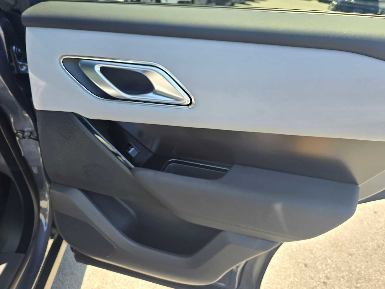 Certified 2026 Land Rover Range Rover Velar Dynamic SE image 13