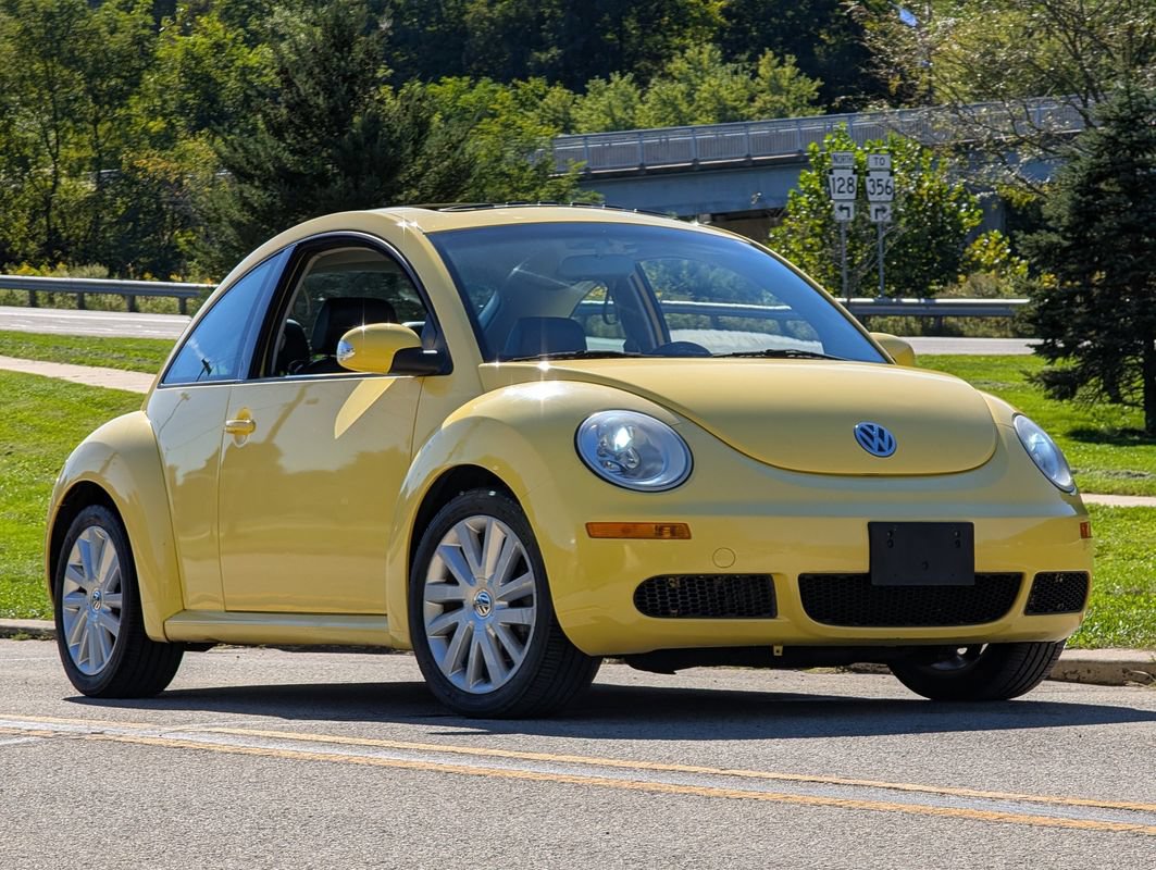 Used 2008 Volkswagen Beetle SE FWD image 1