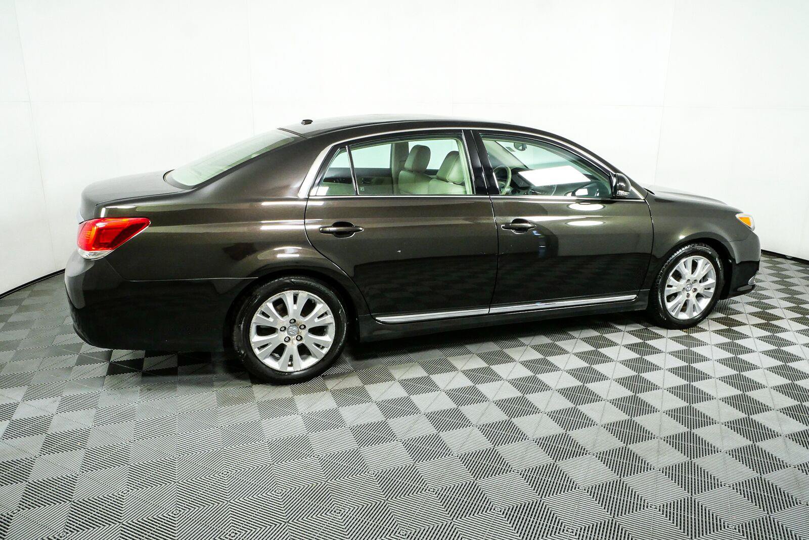 Used 2011 Toyota Avalon FWD image 2