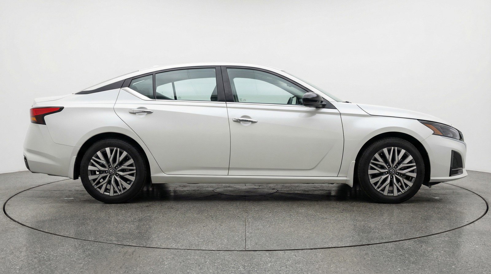 Used 2025 Nissan Altima 2.5 SV FWD image 11