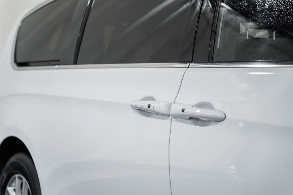 Used 2025 Chrysler Pacifica Select image 17