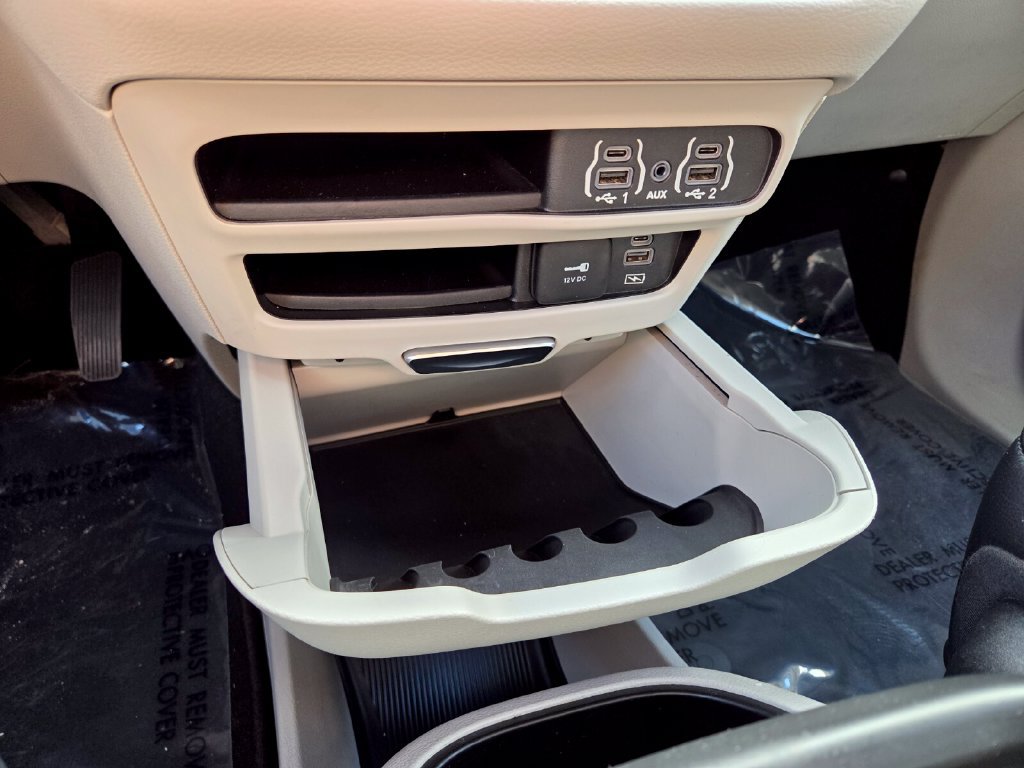 Used 2022 Chrysler Pacifica Touring-L FWD image 26