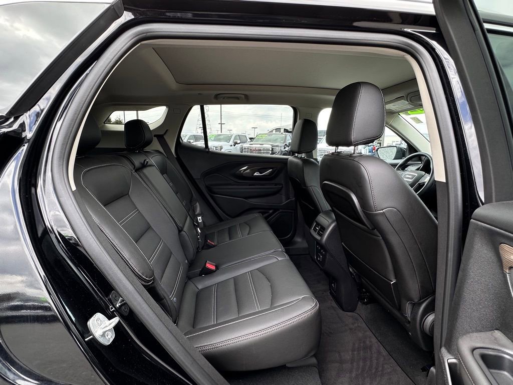 Used 2023 GMC Terrain Denali w/ Denali Premium Package AWD/4WD image 17
