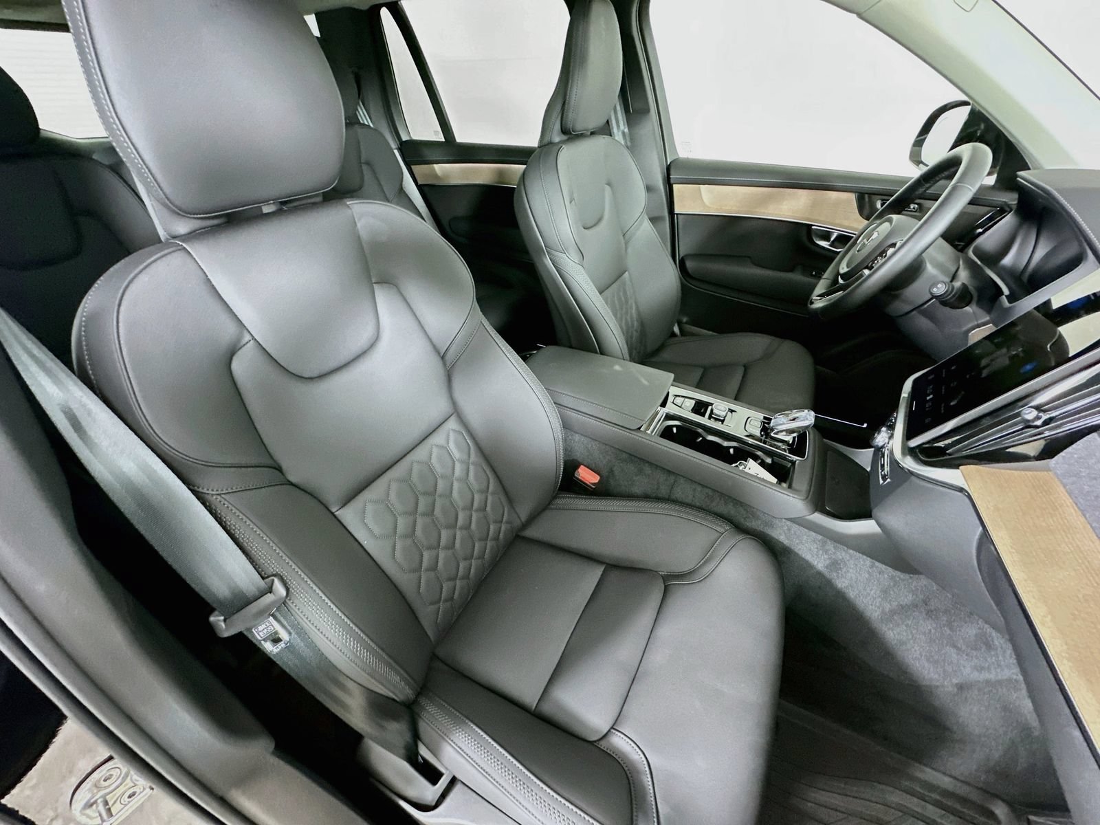Used 2026 Volvo XC90 B6 Plus w/ Protection Package Premier AWD/4WD image 44