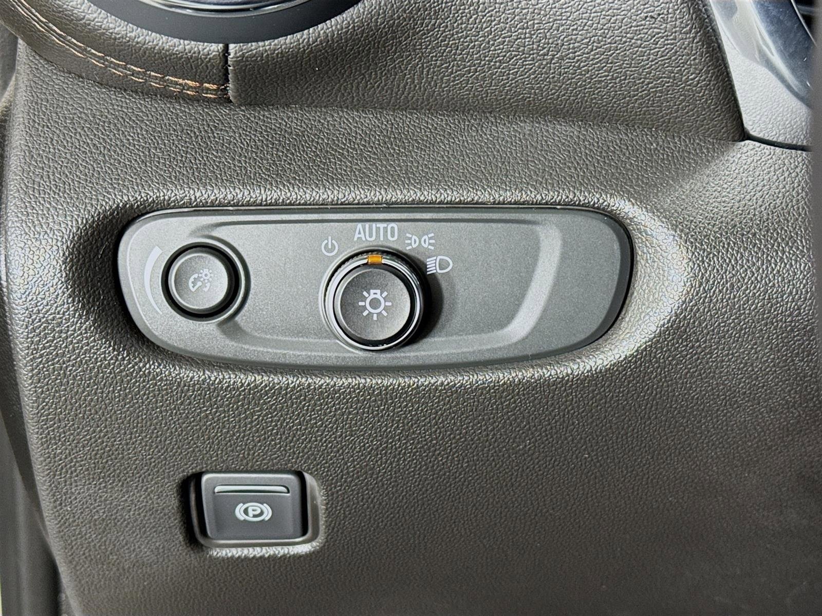 Certified 2022 Chevrolet Blazer Premier w/ Enhanced Convenience Package image 10