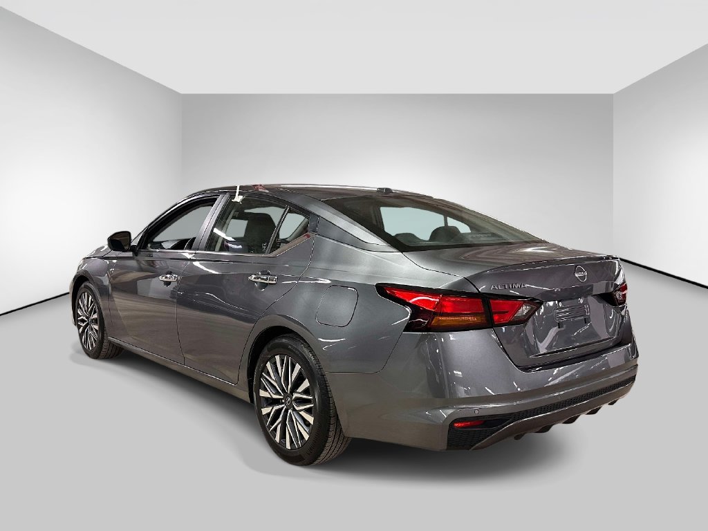 Used 2025 Nissan Altima 2.5 SV FWD image 3