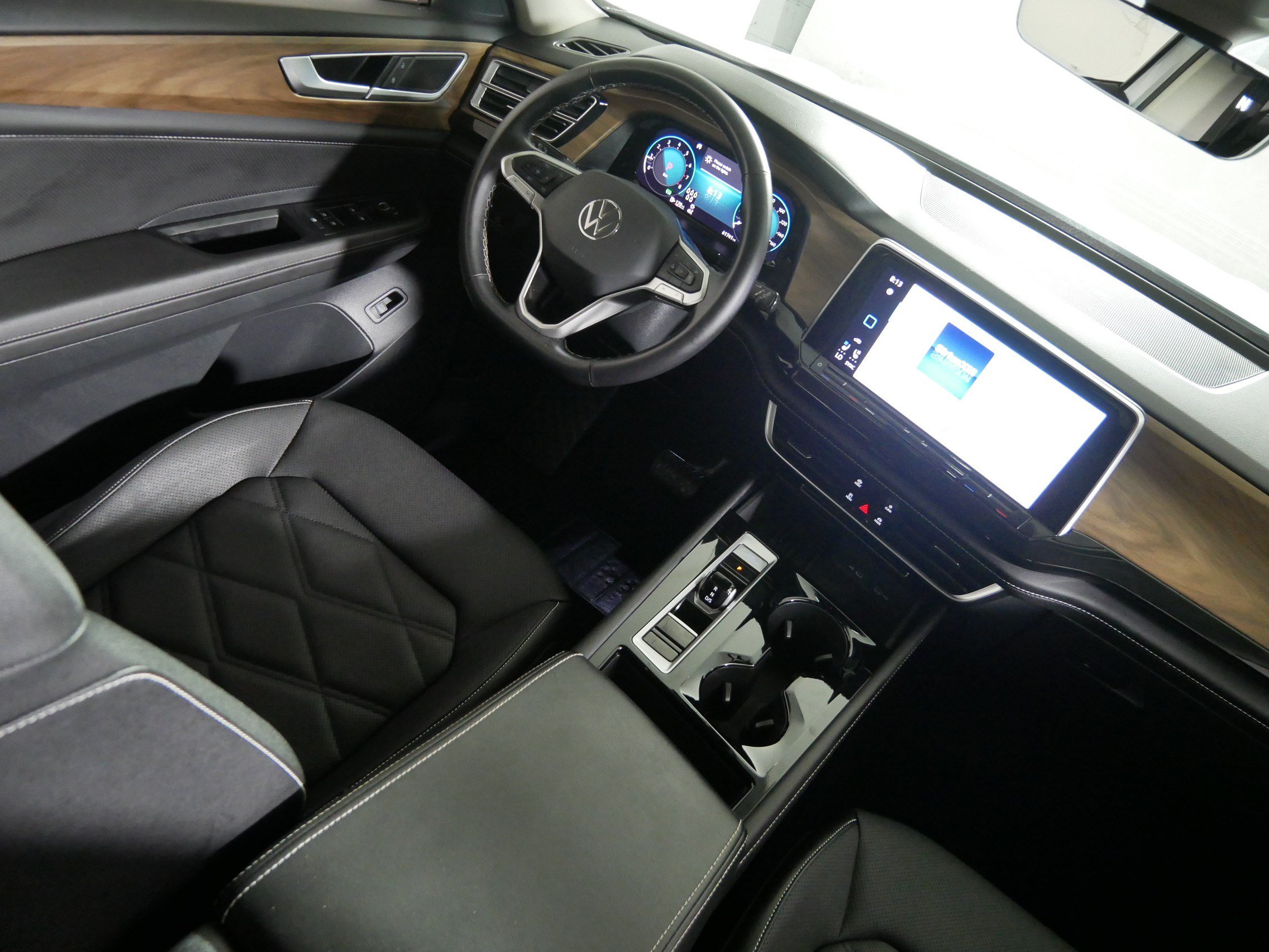 Used 2025 Volkswagen Atlas SE AWD/4WD image 9