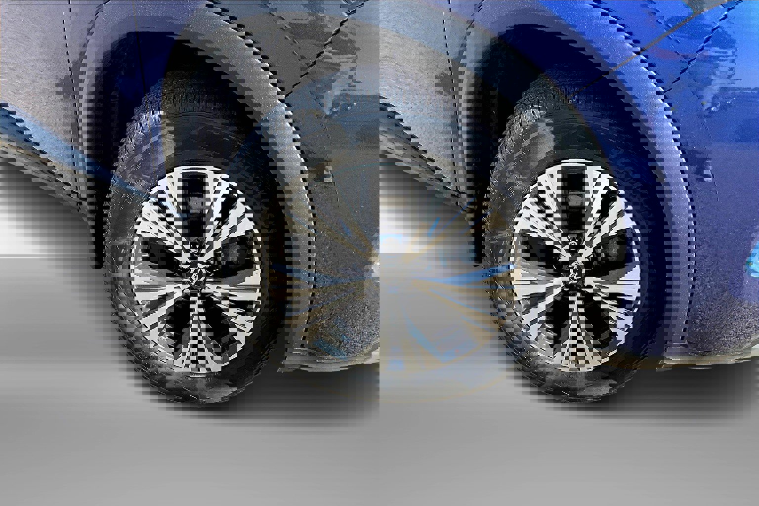 Used 2021 Nissan Rogue SV image 2