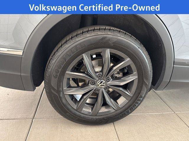 Used 2024 Volkswagen Tiguan SE w/ Panoramic Sunroof Package AWD/4WD image 12