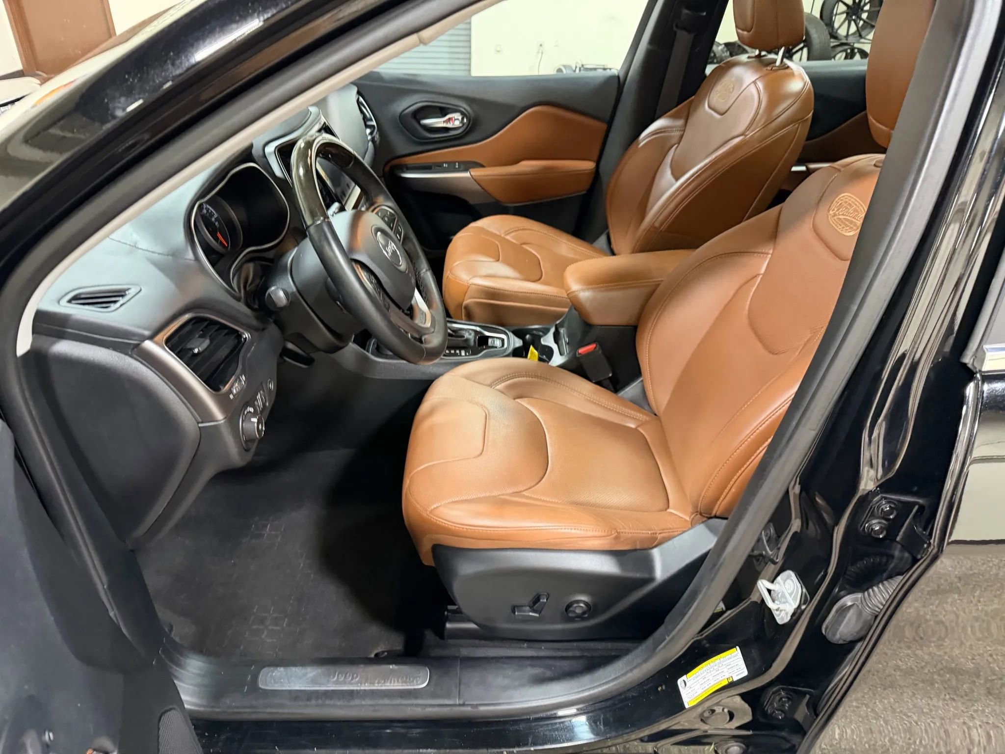 Used 2019 Jeep Cherokee Overland w/ Technology Group image 28