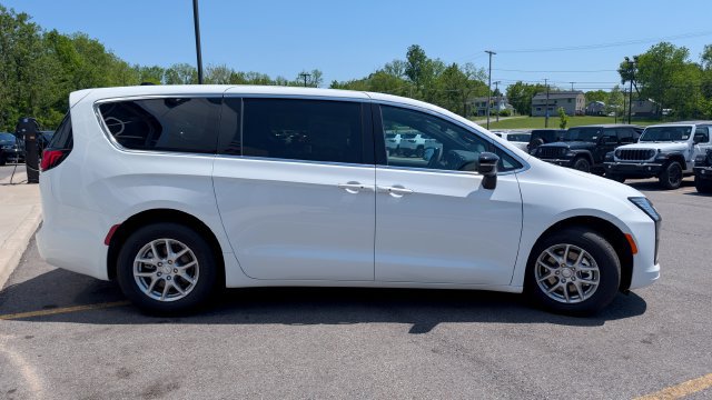 New 2027 Chrysler Pacifica Select FWD image 4
