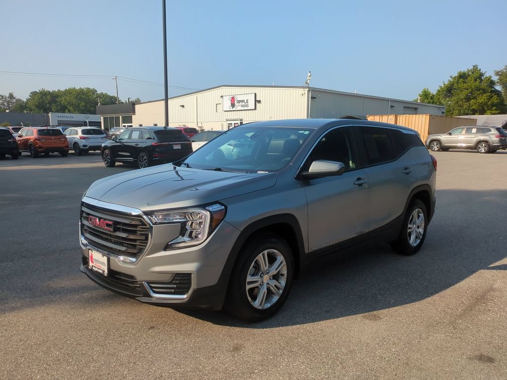 Used 2024 GMC Terrain SLE FWD image 1