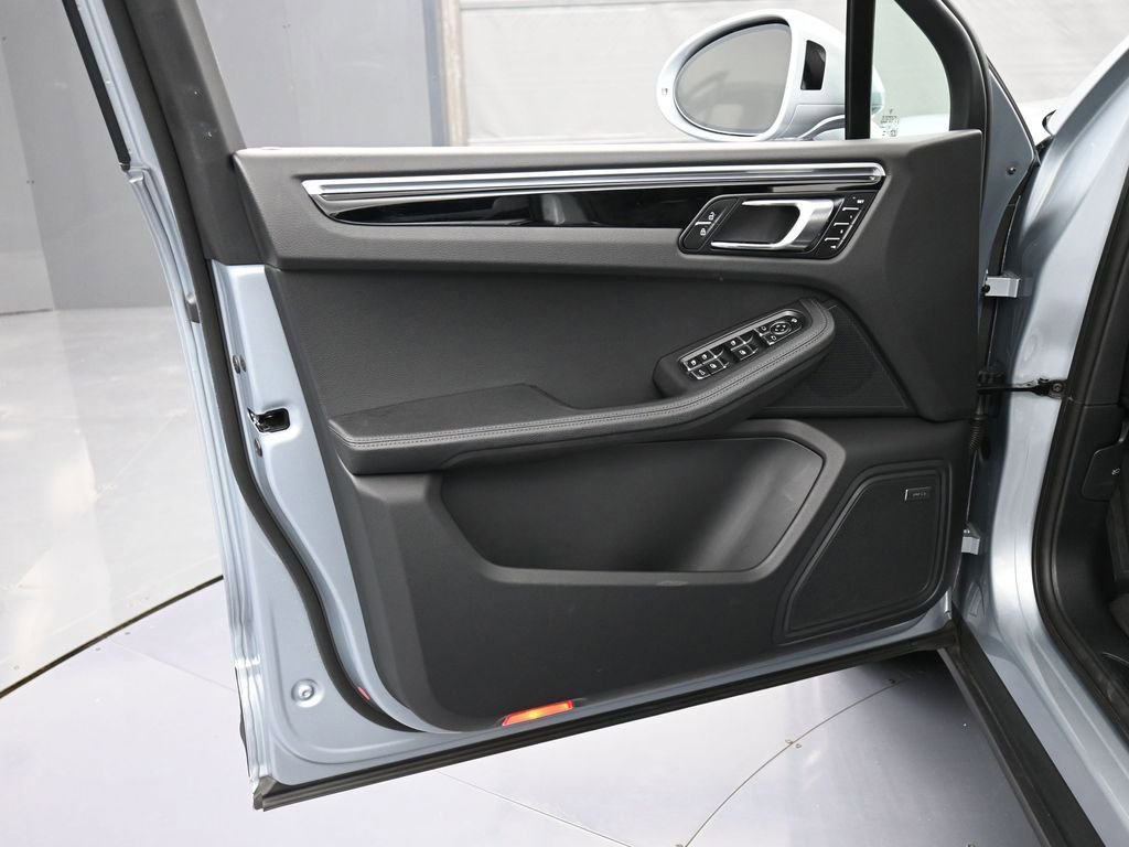 Certified 2025 Porsche Macan image 15