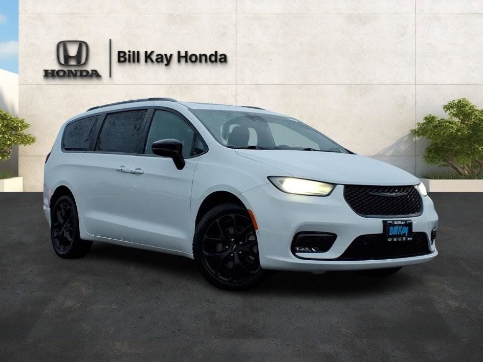 Used 2023 Chrysler Pacifica Limited w/ Uconnect Theater Family Group image 1