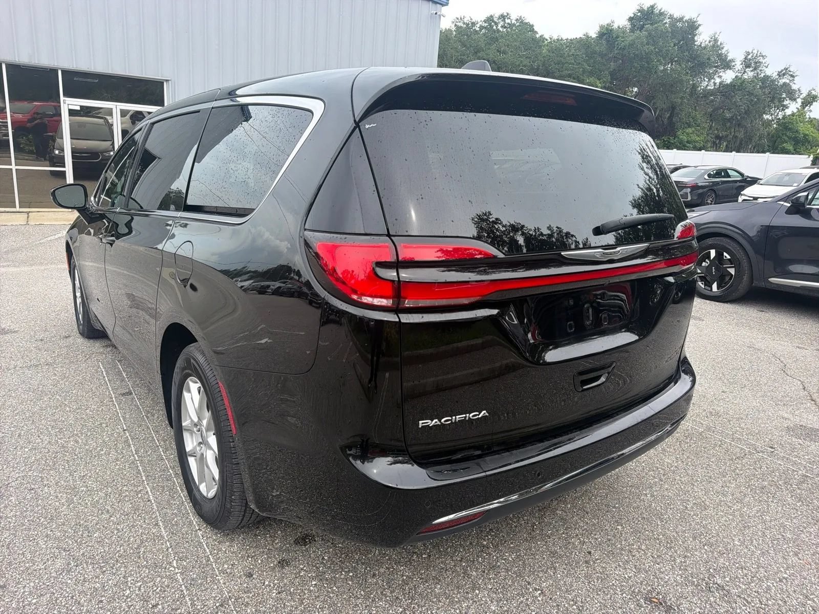 Used 2025 Chrysler Pacifica Select FWD image 9