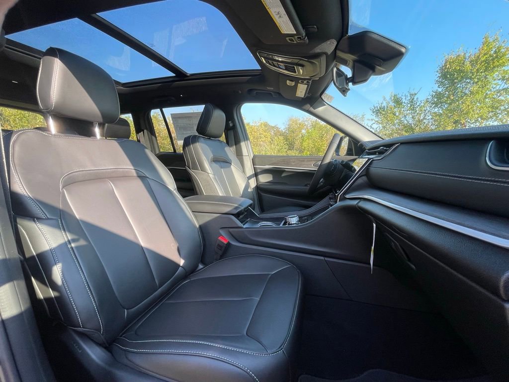 New 2025 Jeep Grand Cherokee L Altitude image 13