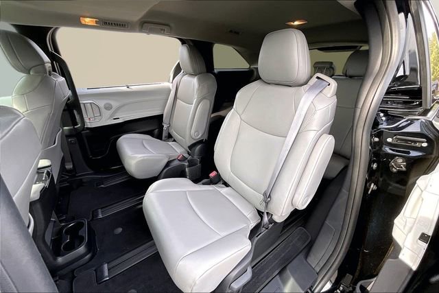 Used 2025 Toyota Sienna XLE image 16