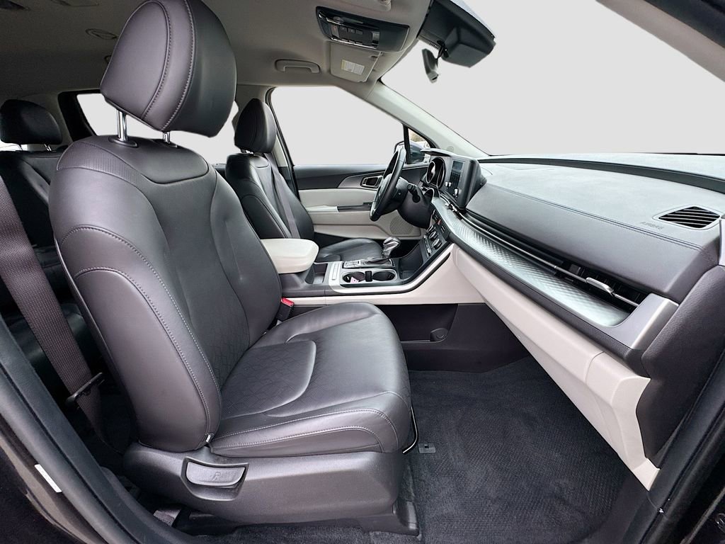 Used 2023 Kia Carnival LX image 36