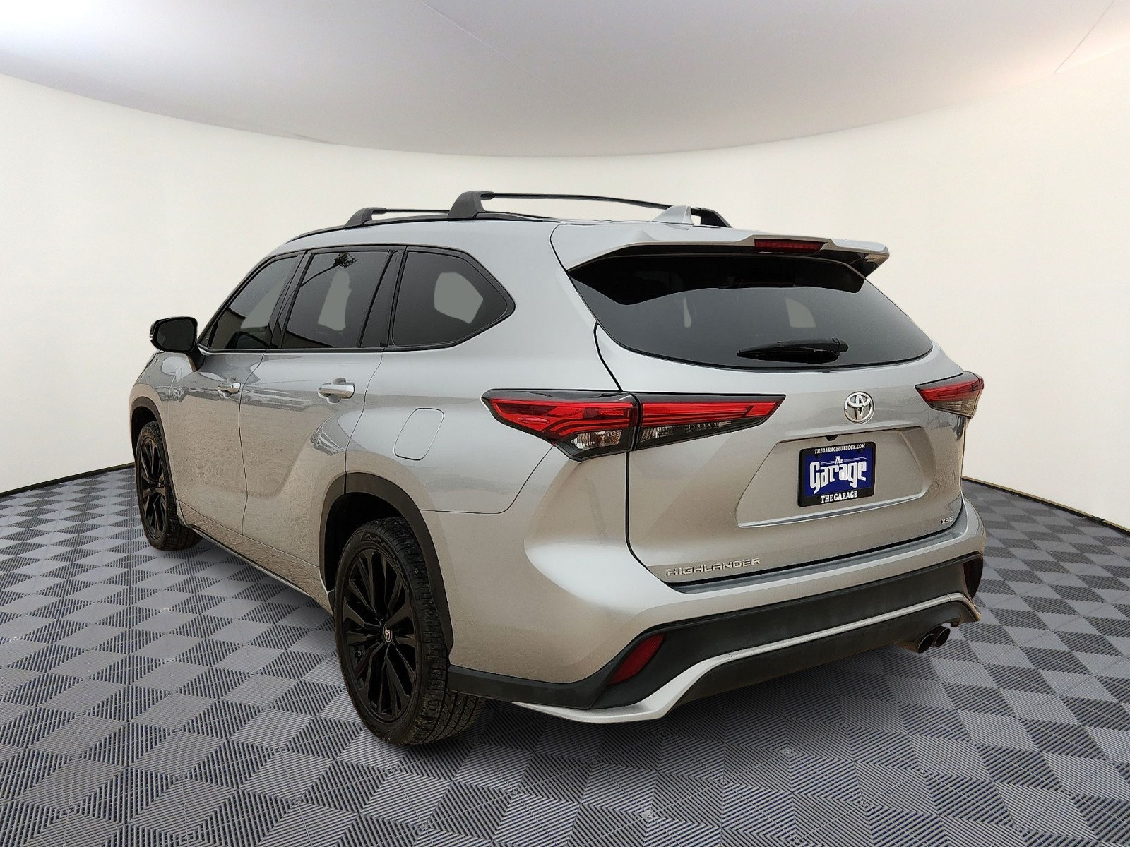 Used 2023 Toyota Highlander XSE FWD image 3