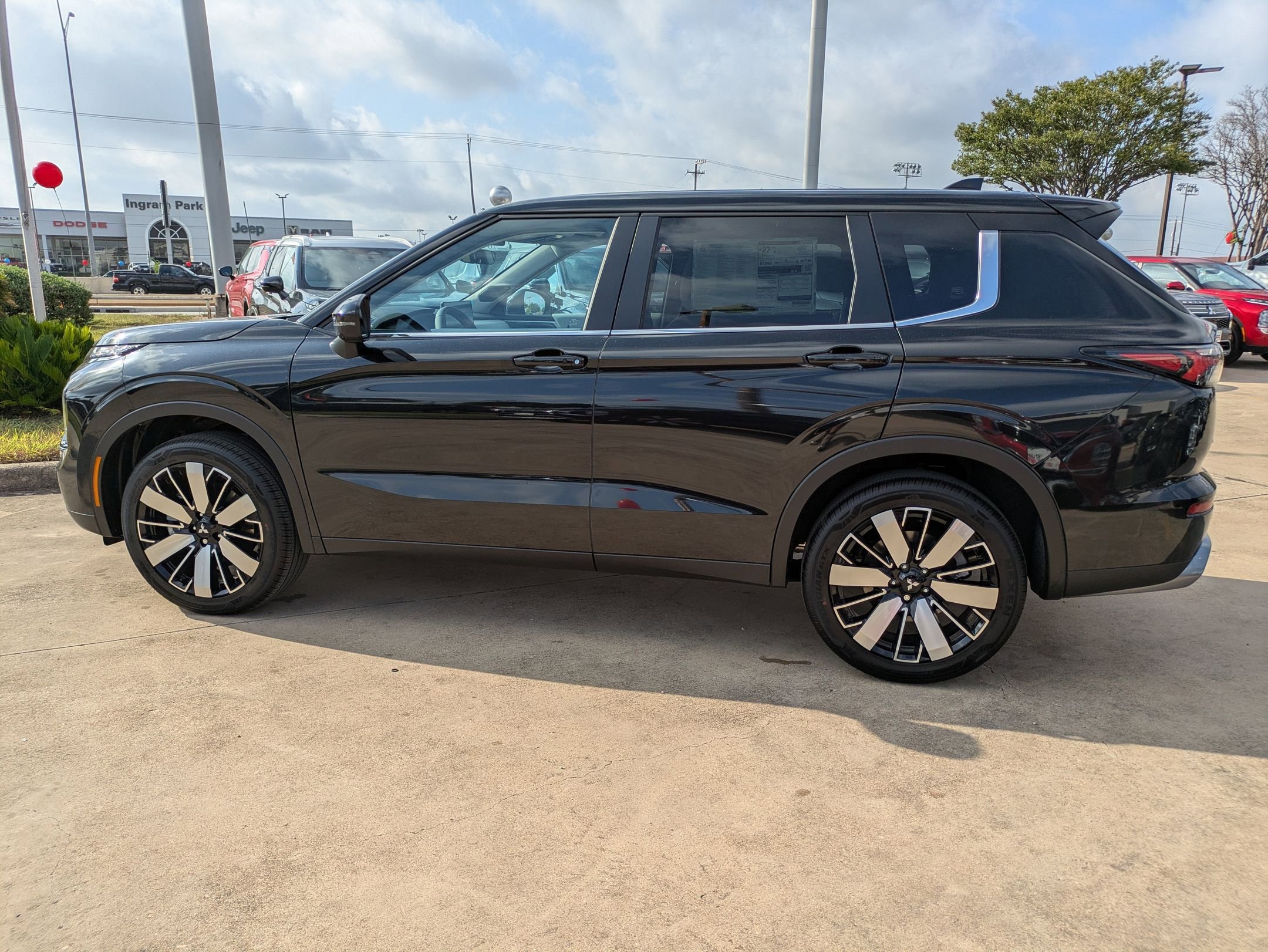 New 2025 Mitsubishi Outlander SE FWD image 2