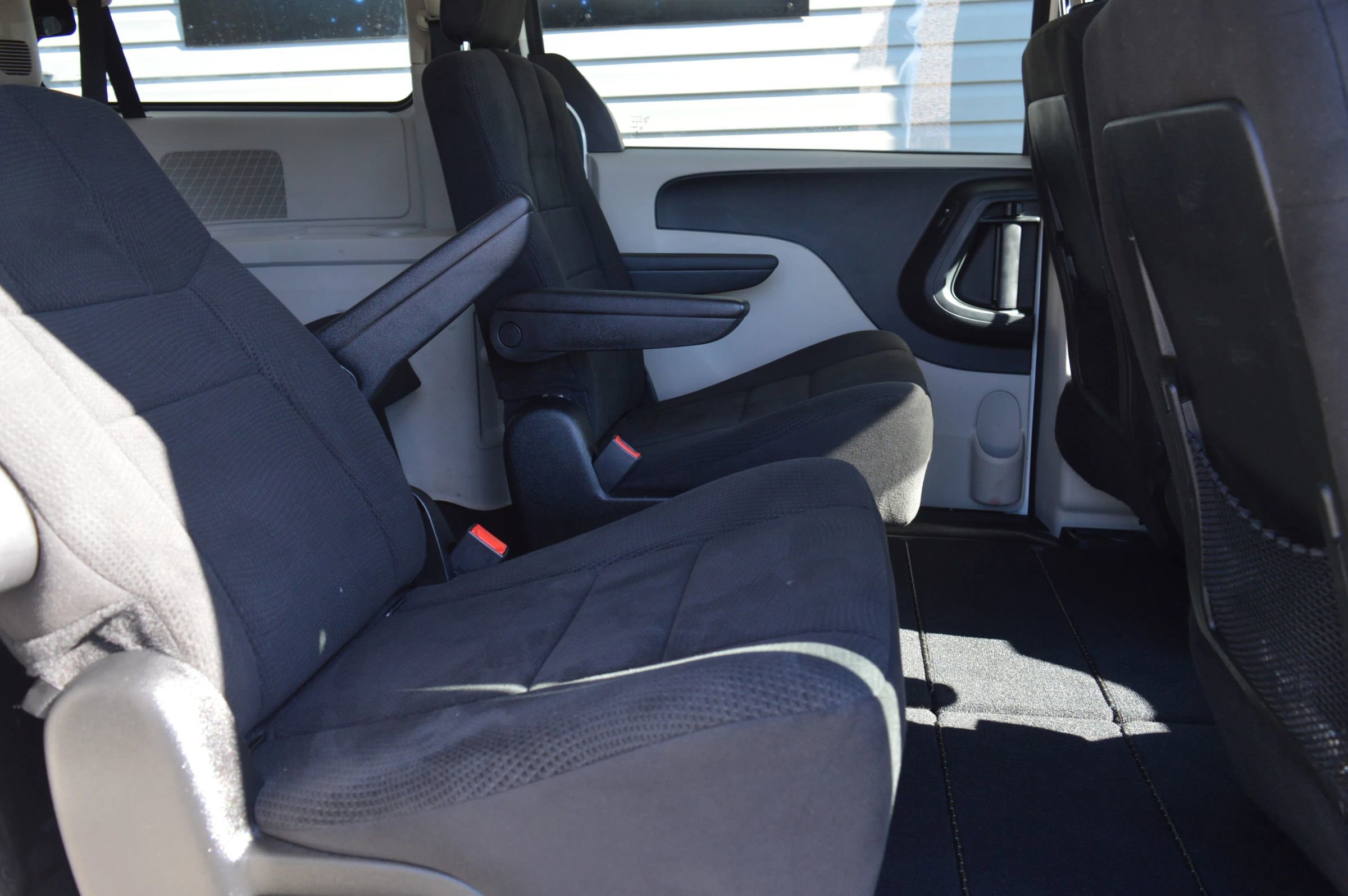 Used 2013 Dodge Grand Caravan SE image 28