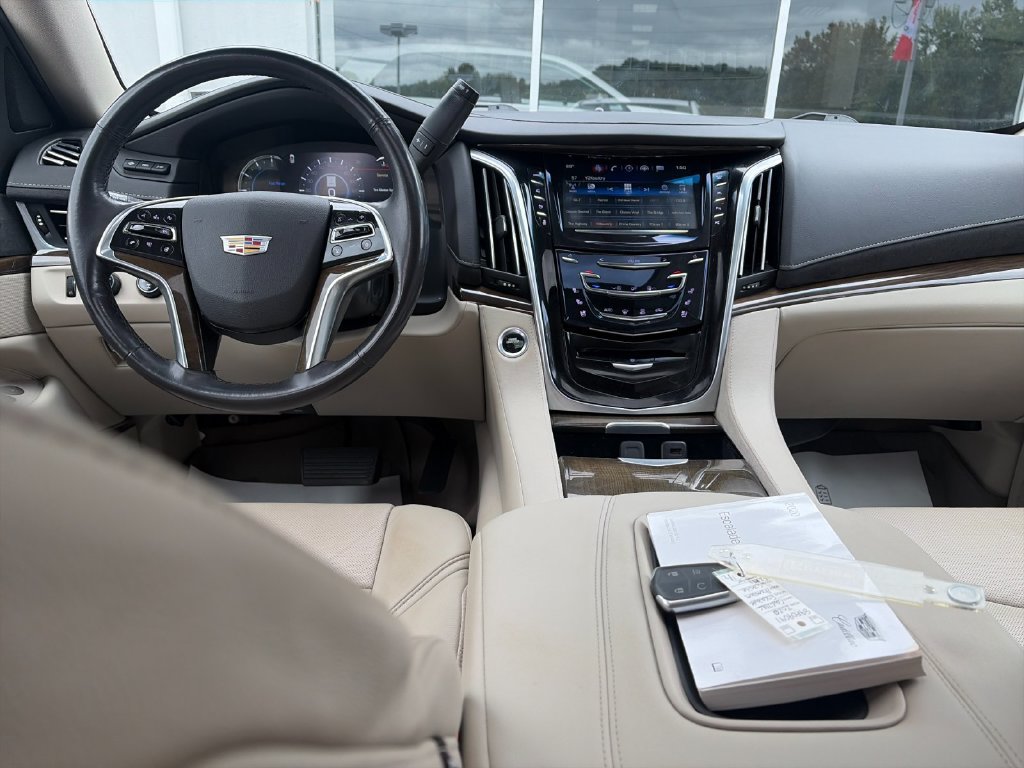 Used 2020 Cadillac Escalade Premium Luxury AWD/4WD image 16