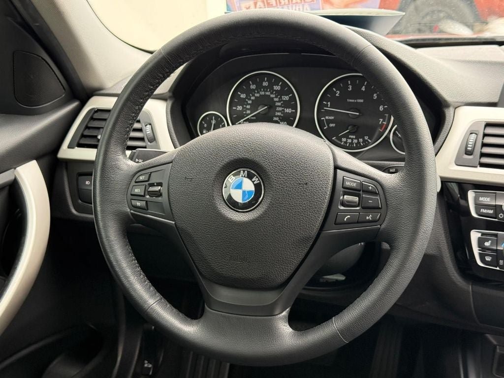 Used 2018 BMW 320i xDrive Sedan AWD/4WD image 12