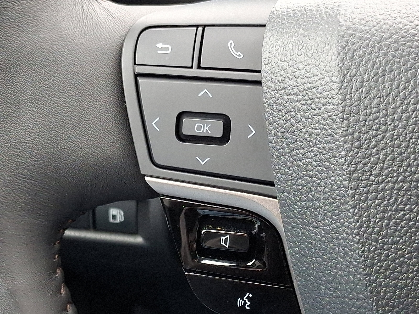 Used 2025 Toyota Camry XLE w/ Premium Plus Package image 21