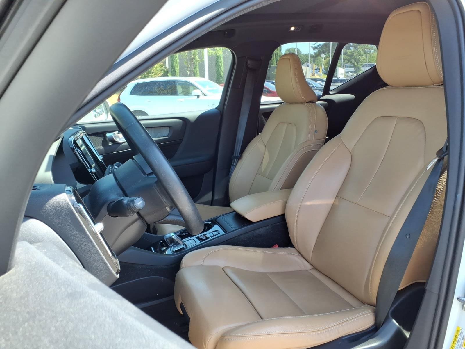 Used 2019 Volvo XC40 T4 Inscription FWD image 2