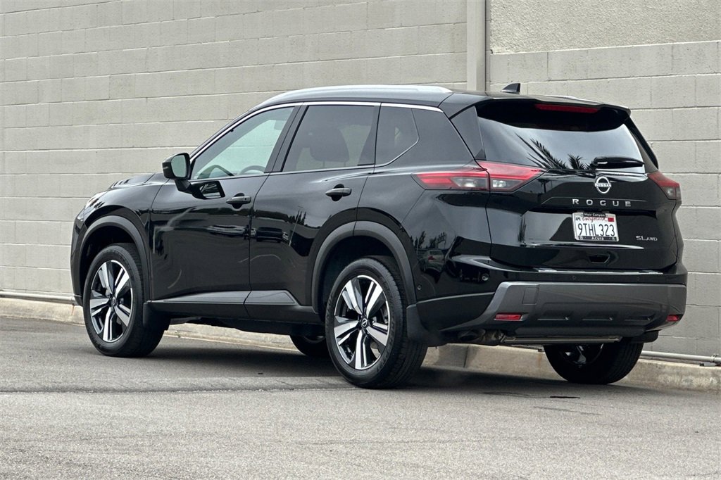 Used 2025 Nissan Rogue SL image 3