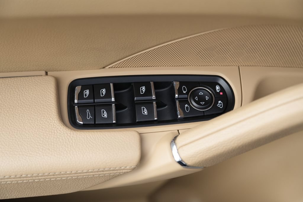 Used 2016 Porsche Cayenne AWD/4WD image 22