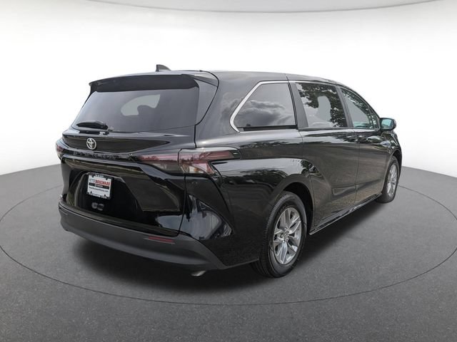 Used 2026 Toyota Sienna LE FWD image 6