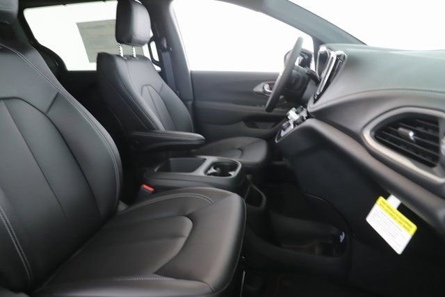New 2026 Chrysler Pacifica Select image 32