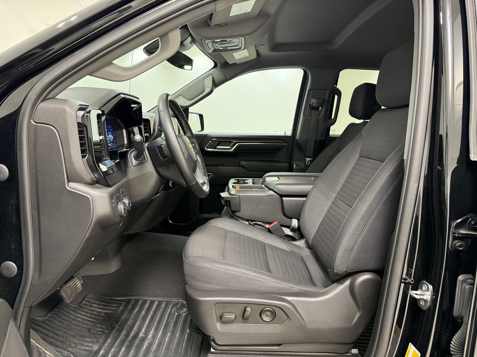 Used 2023 Chevrolet Silverado 1500 LT AWD/4WD image 17