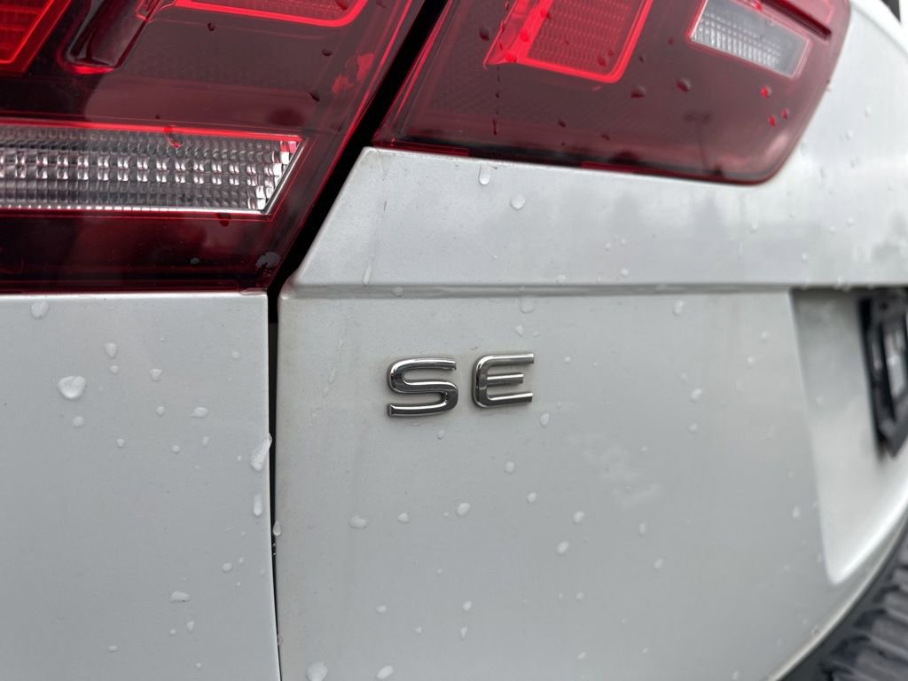 Used 2022 Volkswagen Tiguan SE R-Line image 4