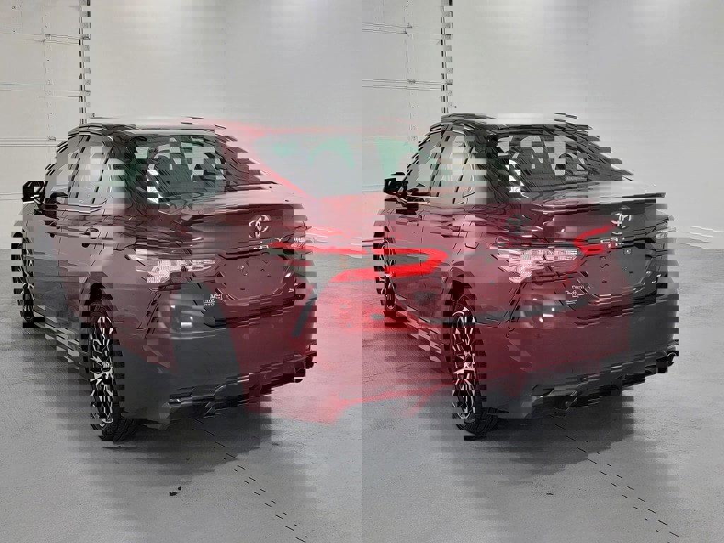 Used 2018 Toyota Camry SE w/ Moonroof Package image 7