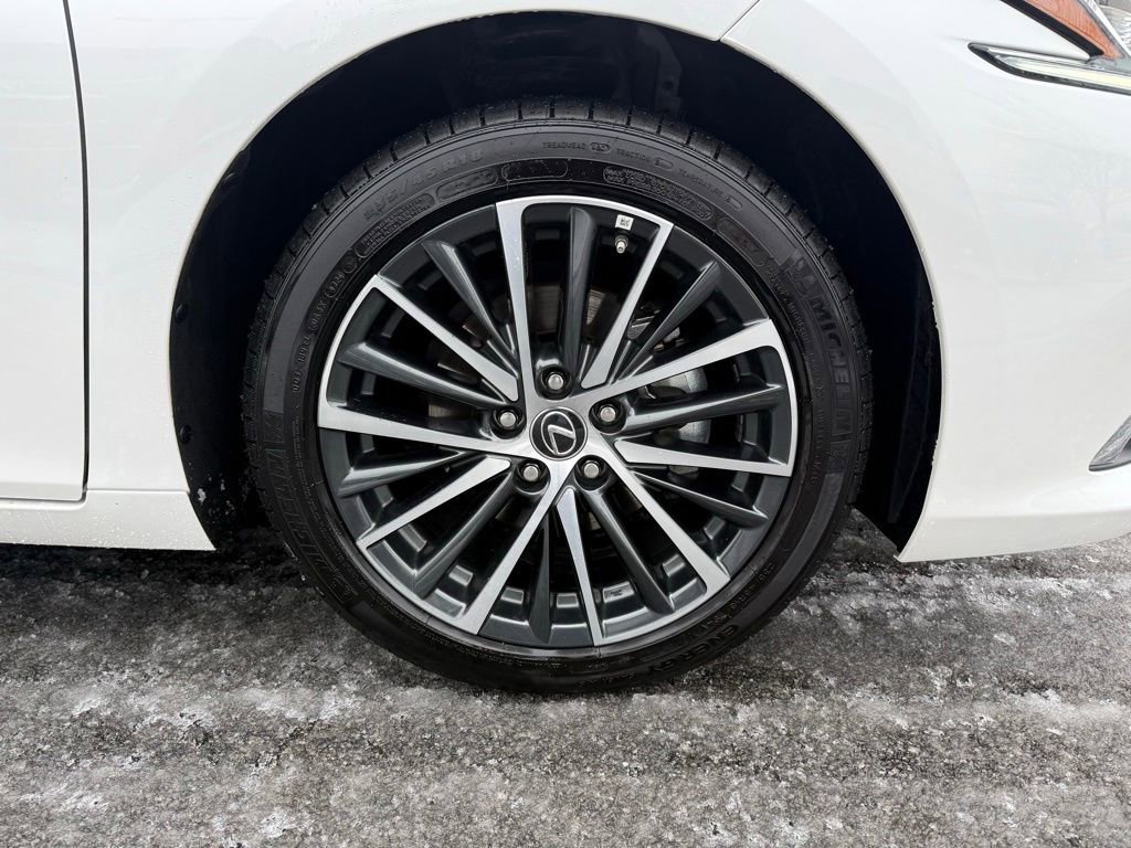 Certified 2025 Lexus ES 300h w/ Premium Package image 29