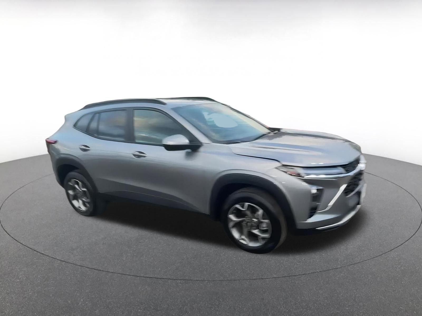 Used 2025 Chevrolet Trax LT image 2