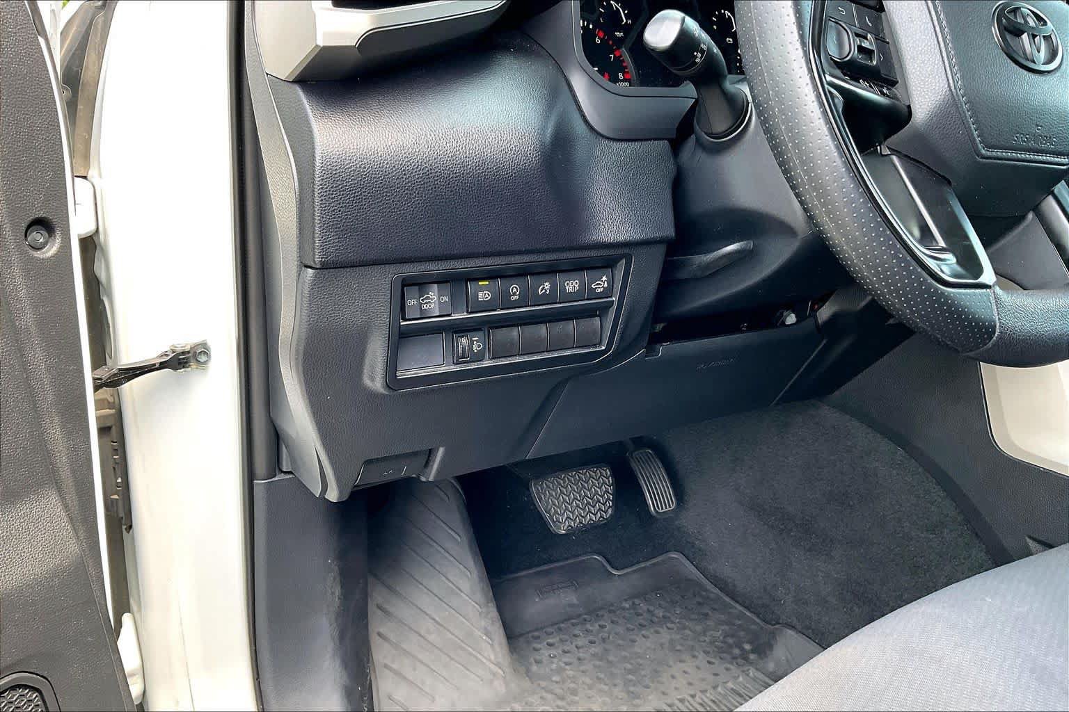 Used 2022 Toyota Tundra SR5 w/ SR5 Convenience Package AWD/4WD image 33