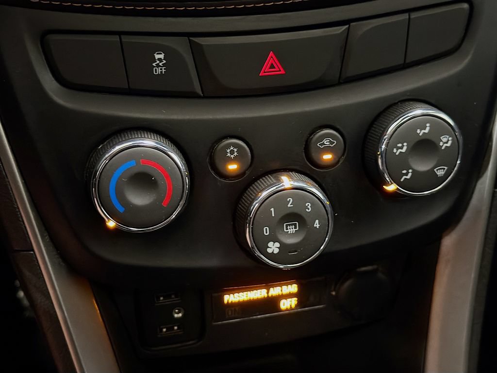 Used 2020 Chevrolet Trax LT w/ Sun & Sound Package FWD image 18