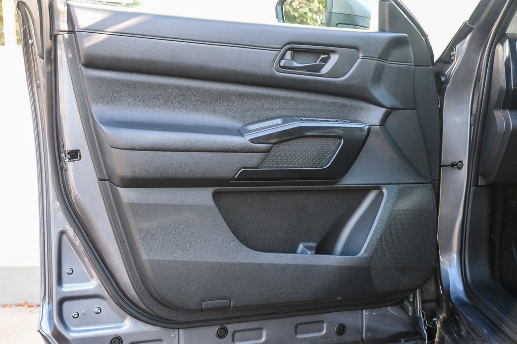 Used 2024 Nissan Pathfinder SV image 19