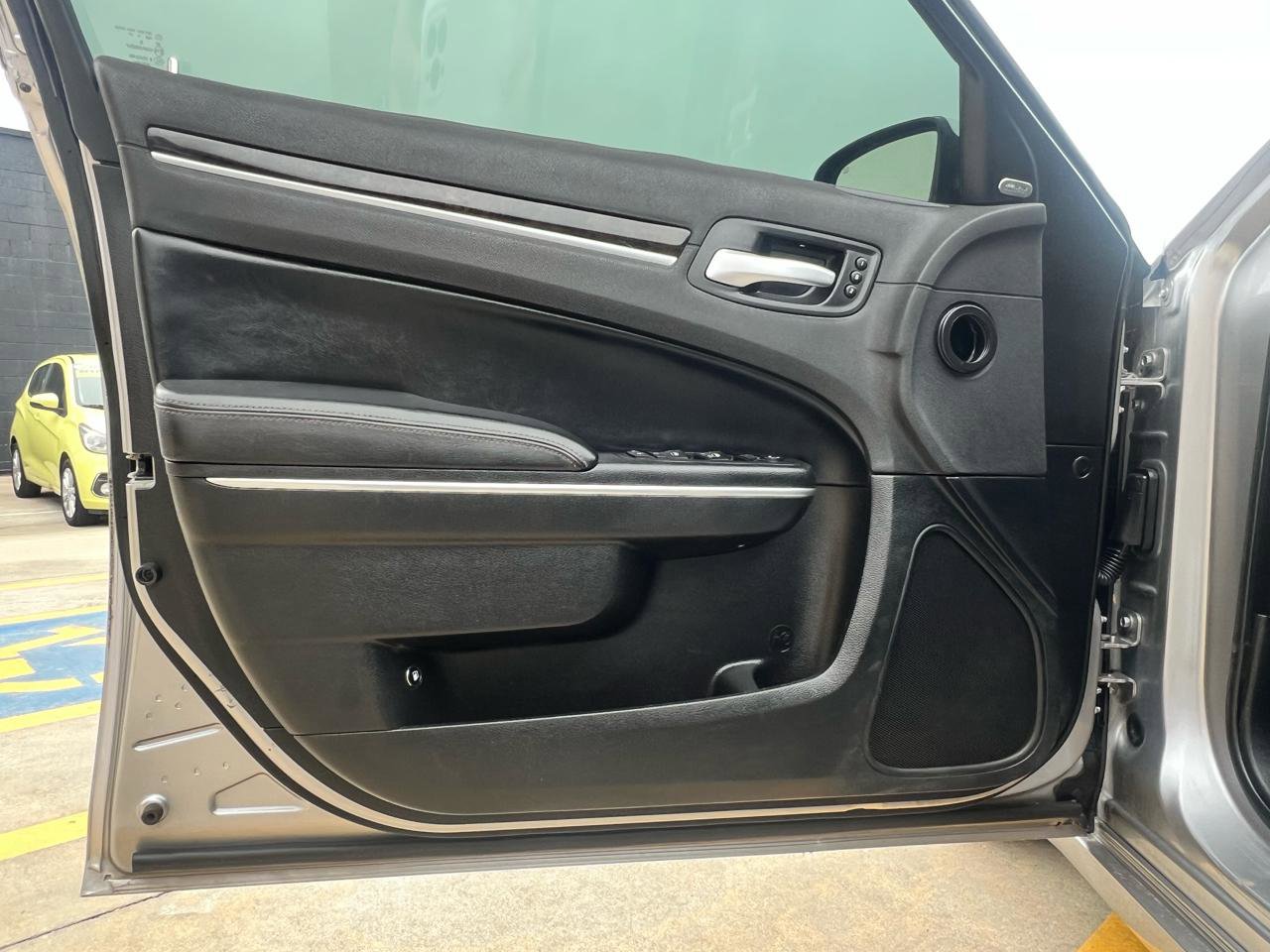Used 2017 Chrysler 300 C RWD image 17