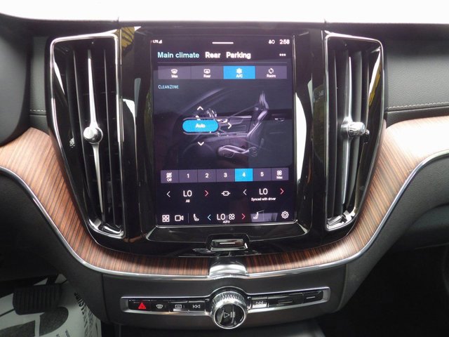 Certified 2024 Volvo XC60 B5 Ultimate w/ Protection Package Premier image 19