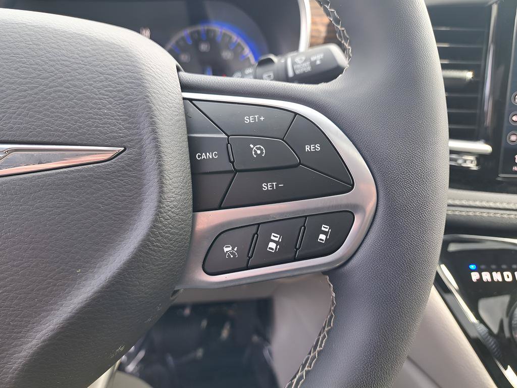 Used 2024 Chrysler Pacifica Limited FWD image 27