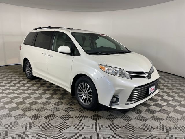 Used 2020 Toyota Sienna XLE w/ XLE Navigation Package FWD image 23