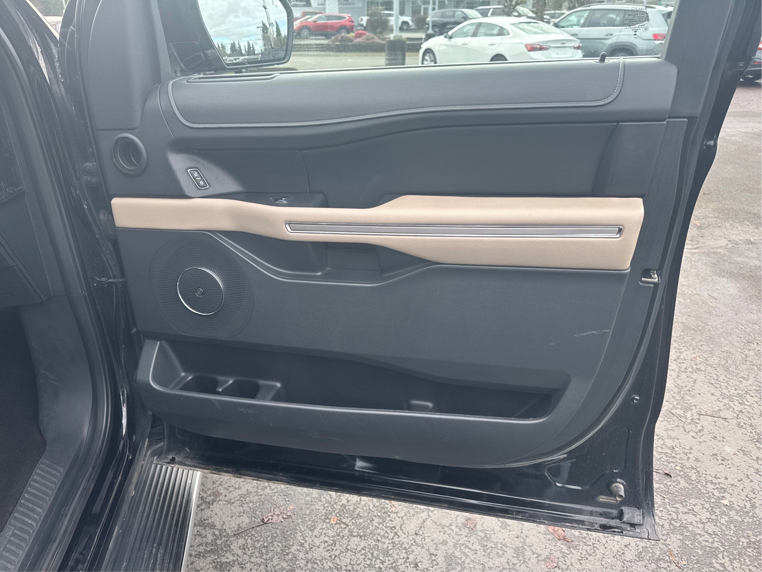 Used 2023 Ford Expedition Limited image 7